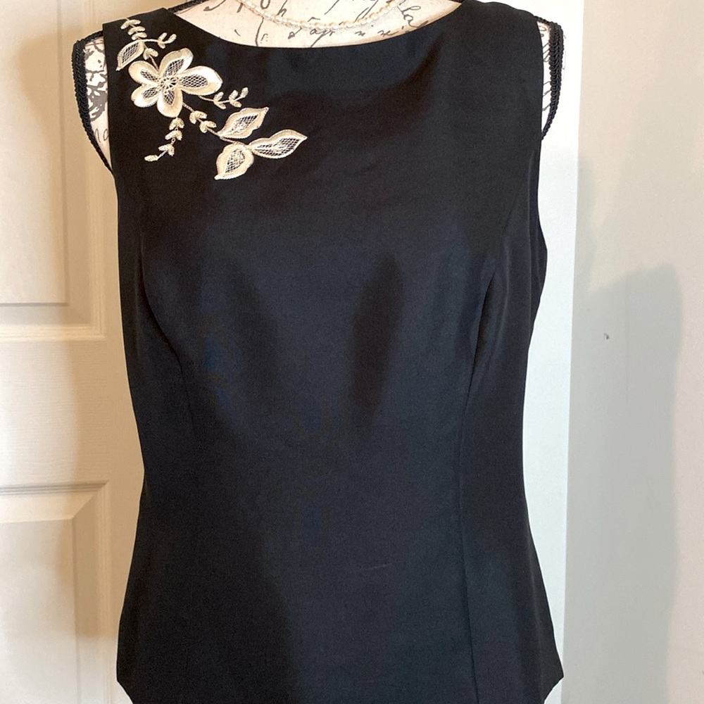 Ann Taylor Classic Silk Embroidered top - size 6. New with tag